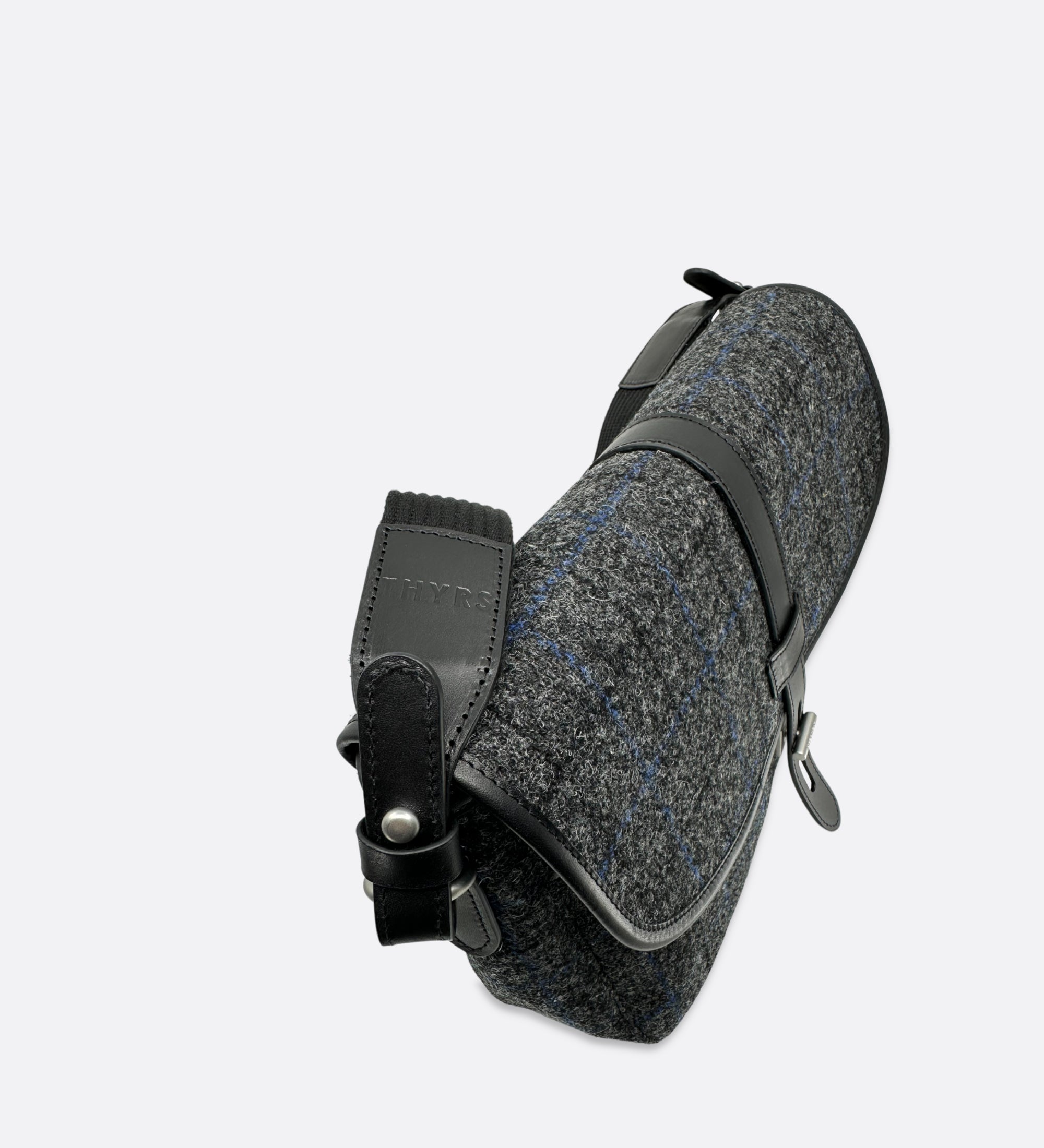 Besace tweed Harris Twill écossais noir. Taille M. Fabriqué en France.