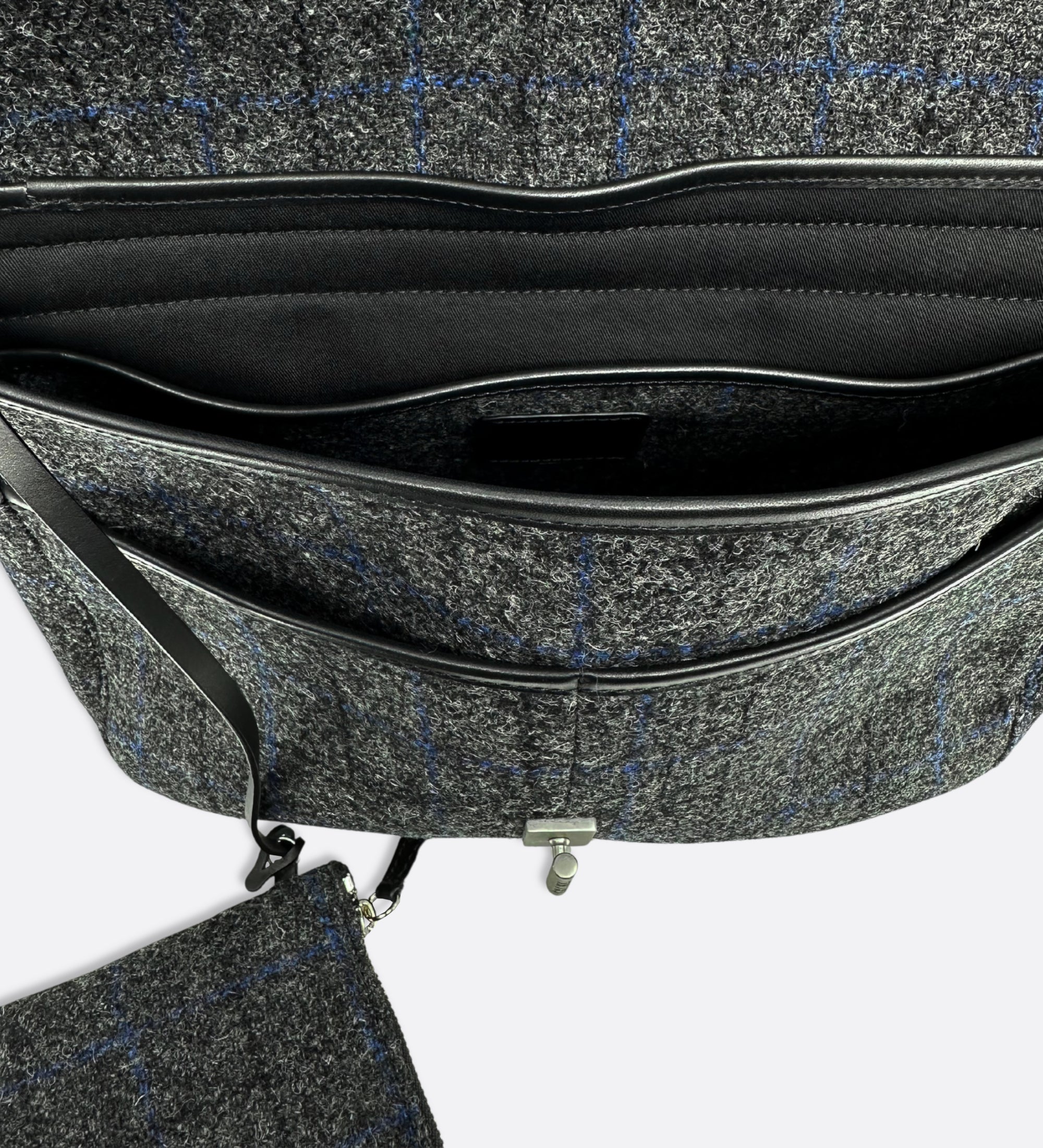 Besace tweed Harris Twill écossais noir. Taille M. Fabriqué en France.